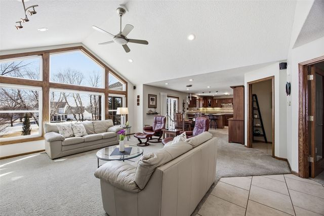 130 Woodland Court, Robins, IA 52328