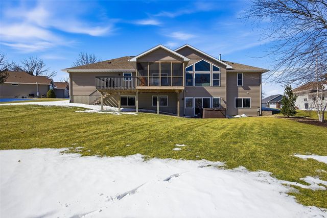 130 Woodland Court, Robins, IA 52328