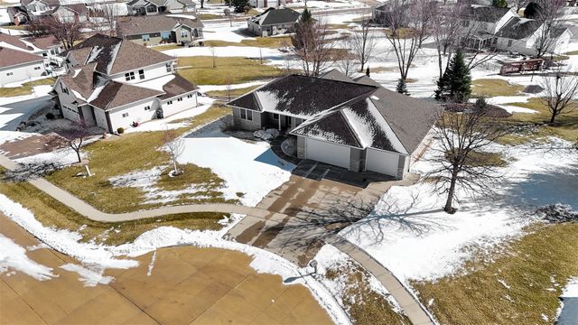 130 Woodland Court, Robins, IA 52328
