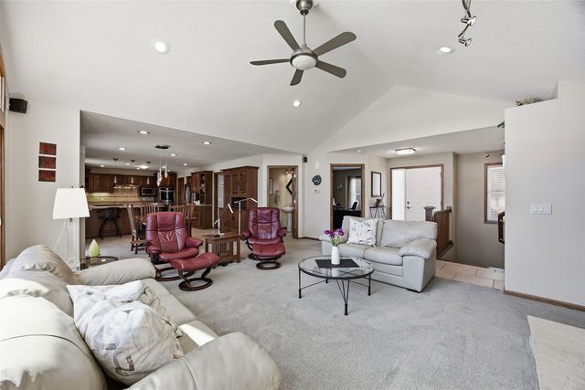 130 Woodland Court, Robins, IA 52328