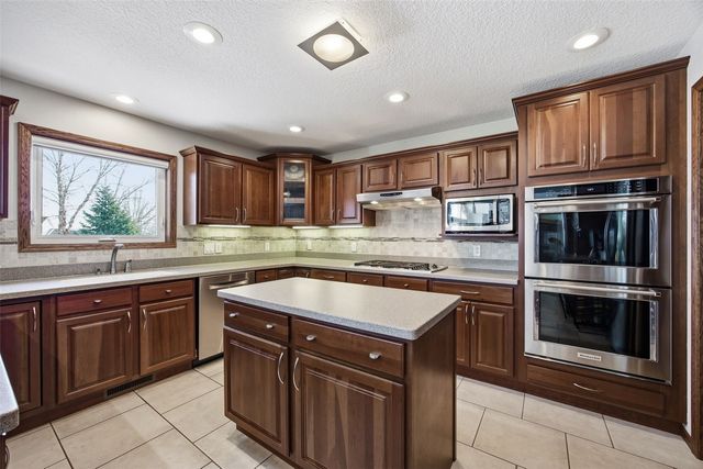 130 Woodland Court, Robins, IA 52328