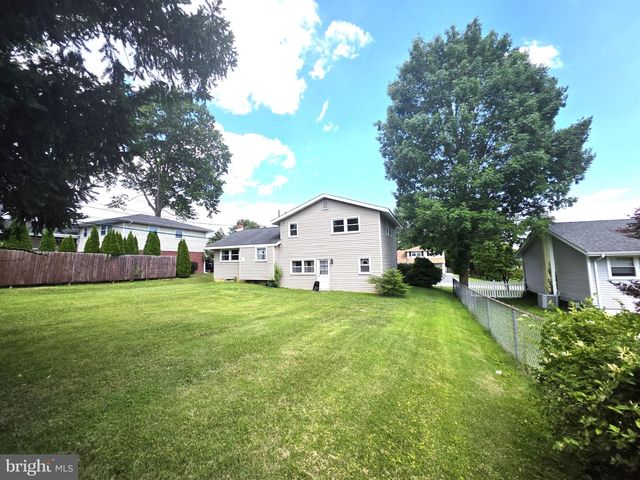 1215 IPSWICH DR, Wilmington, DE 19808