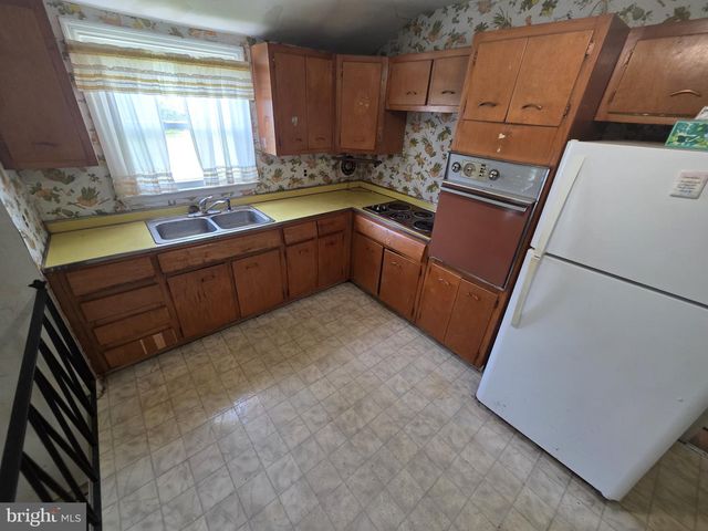 1215 IPSWICH DR, Wilmington, DE 19808