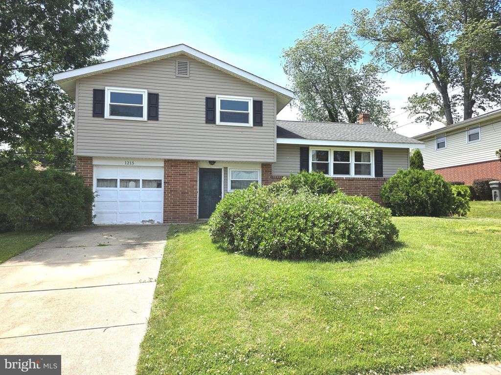 1215 IPSWICH DR, Wilmington, DE 19808