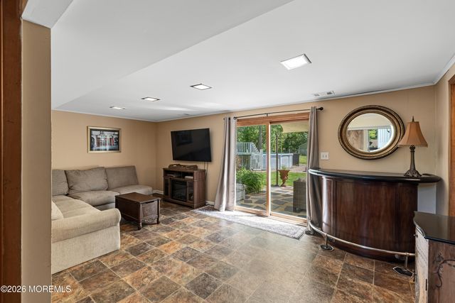 7 Oxford Road, Manalapan, NJ 07726