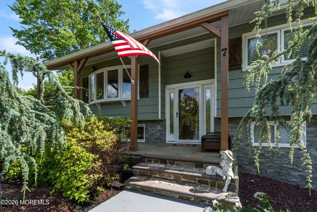 7 Oxford Road, Manalapan, NJ 07726