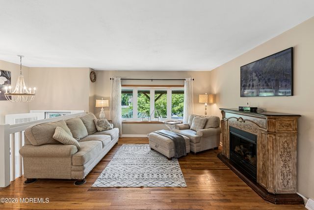 7 Oxford Road, Manalapan, NJ 07726