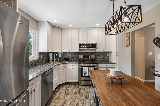7 Oxford Road, Manalapan, NJ 07726