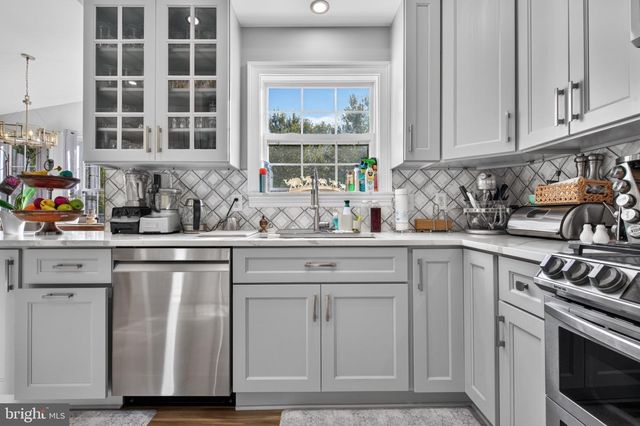 5969 TAPESTRY DR, Woodbridge, VA 22193
