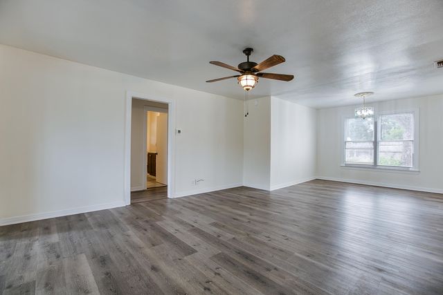 1921 W Avenue J, San Angelo, TX 76901