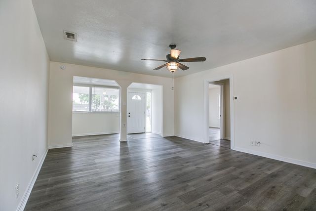 1921 W Avenue J, San Angelo, TX 76901