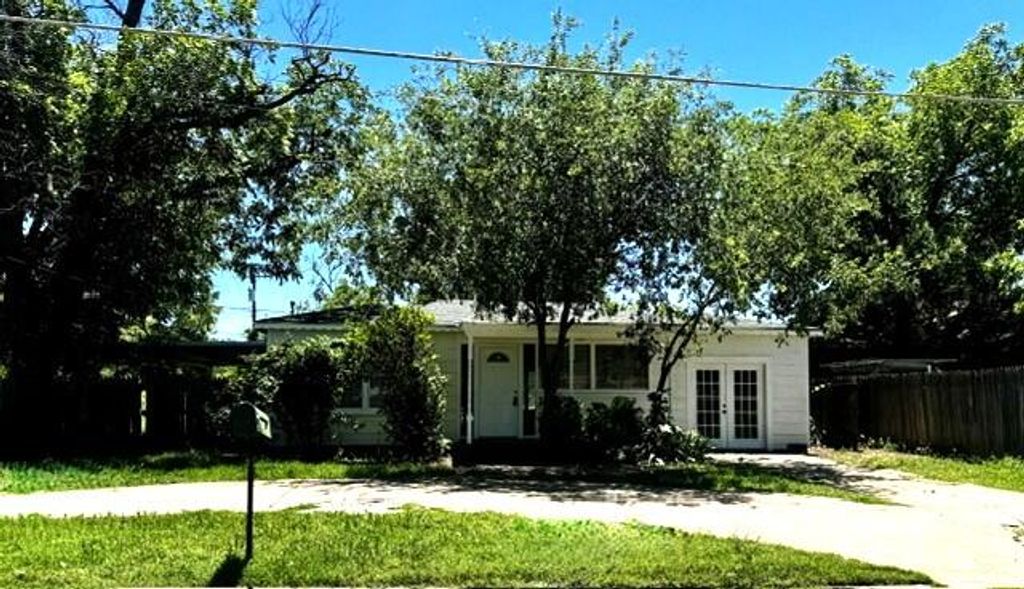 Image 1 of property listing at 1921 W Avenue J, San Angelo, TX 76901