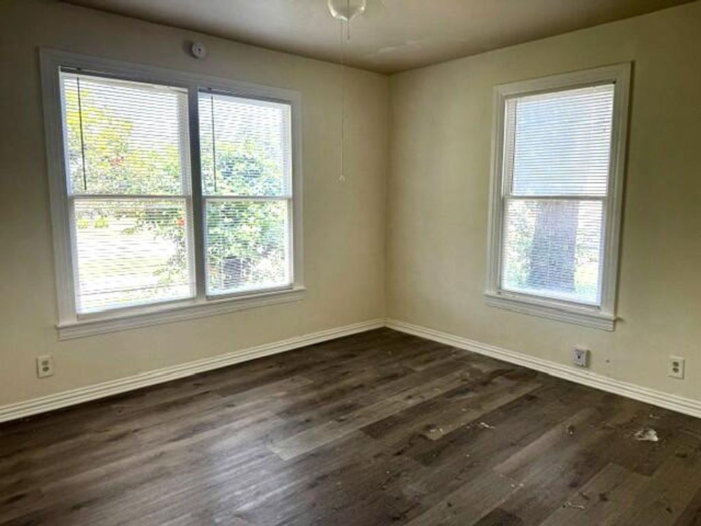 Image 3 of property listing at 1921 W Avenue J, San Angelo, TX 76901