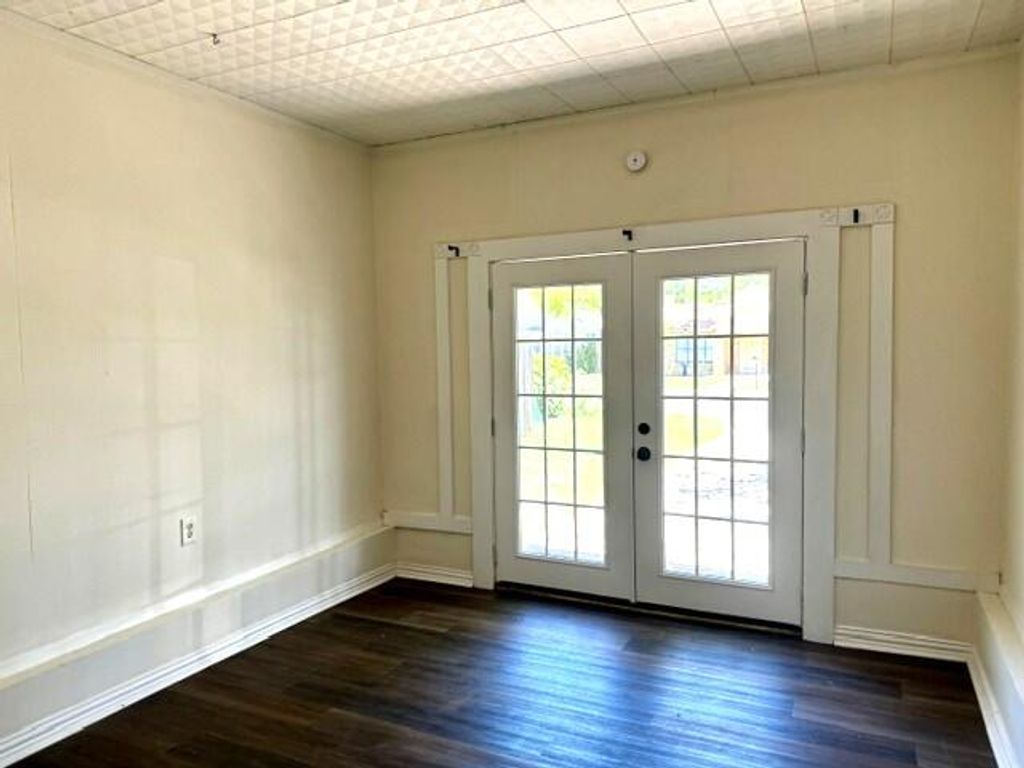 Image 4 of property listing at 1921 W Avenue J, San Angelo, TX 76901