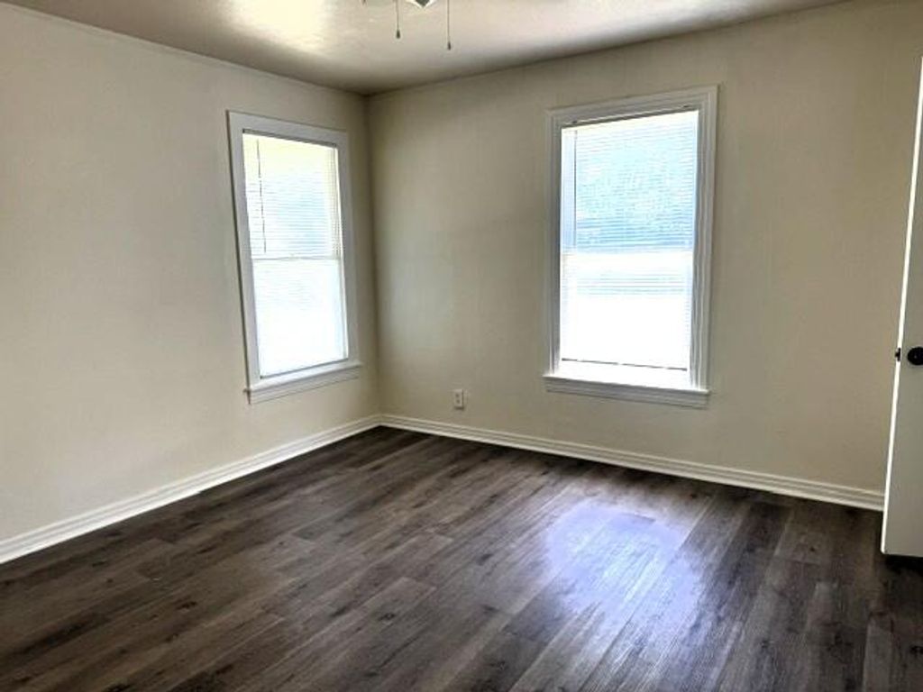 Image 5 of property listing at 1921 W Avenue J, San Angelo, TX 76901
