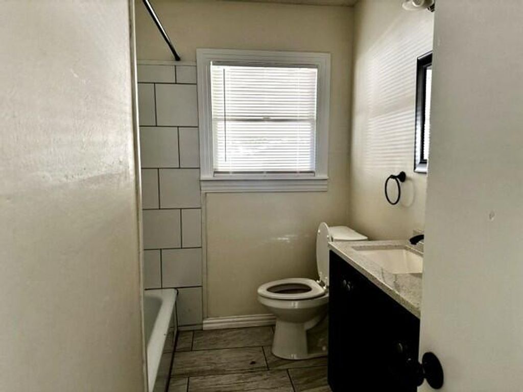 Image 6 of property listing at 1921 W Avenue J, San Angelo, TX 76901