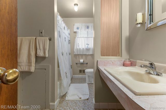 1182 S Venoy Road, Westland, MI 48186