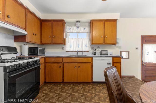 1182 S Venoy Road, Westland, MI 48186