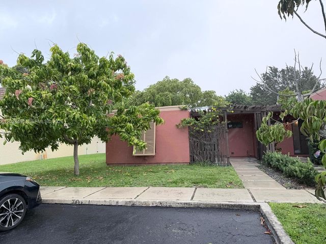 10343 Greenhouse Rd, Pembroke Pines, FL 33026