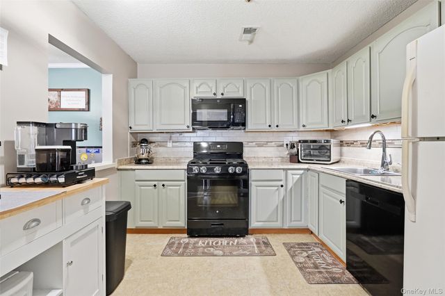 4 Nottingham Circle, Peekskill, NY 10566