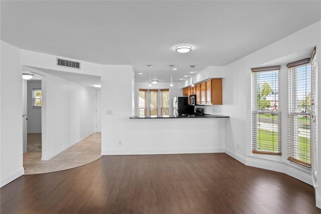 10399 PARADISE BOULEVARD 106B, Treasure Island, FL 33706