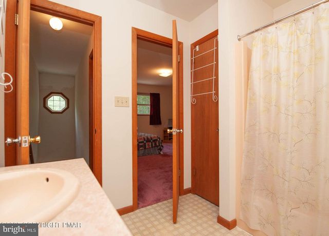 3216 CARLISLE CT, Bushkill, PA 18324