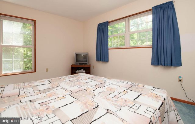 3216 CARLISLE CT, Bushkill, PA 18324