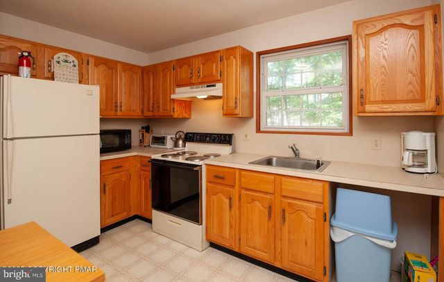 3216 CARLISLE CT, Bushkill, PA 18324