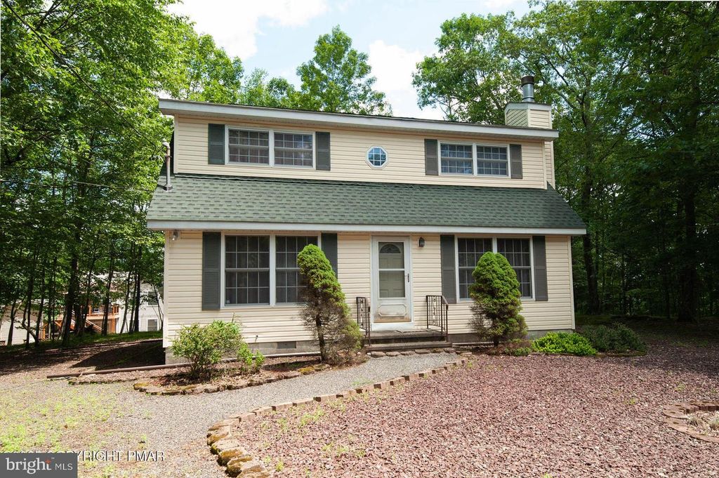 3216 CARLISLE CT, Bushkill, PA 18324