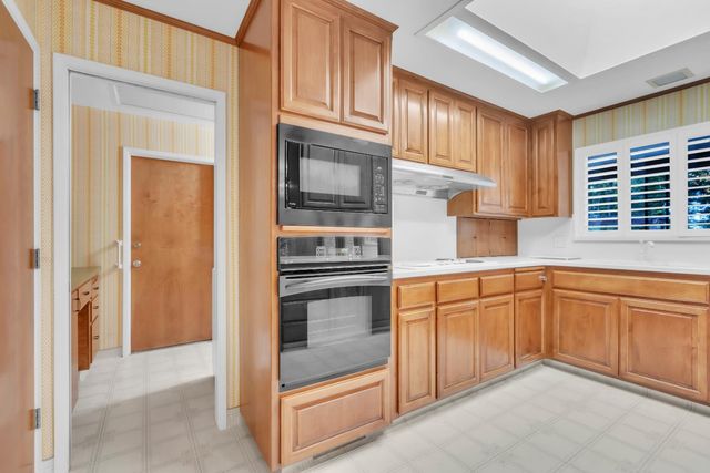 61 Saratoga Cir, Sacramento, CA 95864