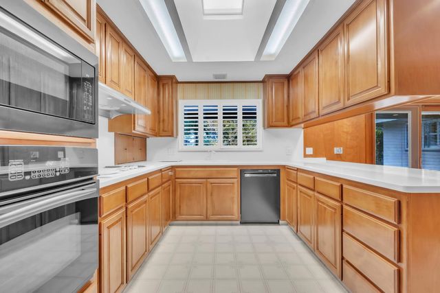 61 Saratoga Cir, Sacramento, CA 95864