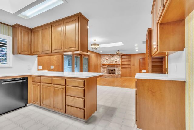 61 Saratoga Cir, Sacramento, CA 95864