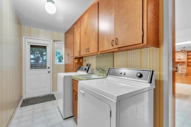 61 Saratoga Cir, Sacramento, CA 95864