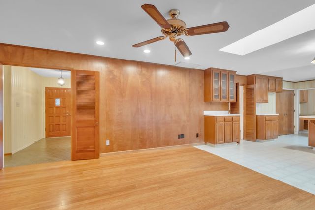 61 Saratoga Cir, Sacramento, CA 95864