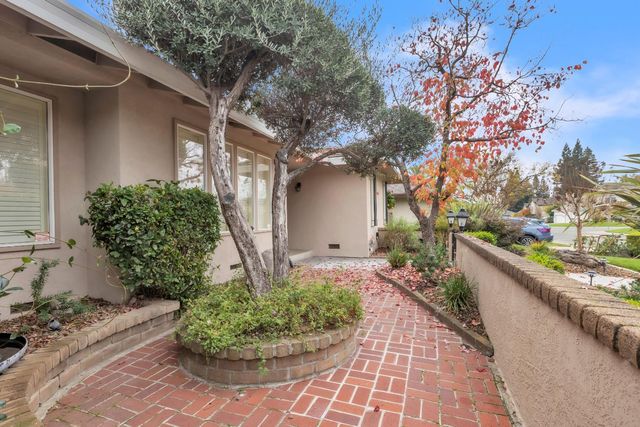 61 Saratoga Cir, Sacramento, CA 95864