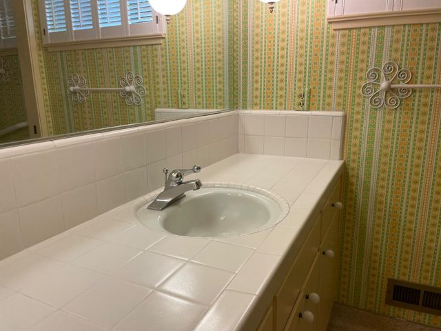 61 Saratoga Cir, Sacramento, CA 95864