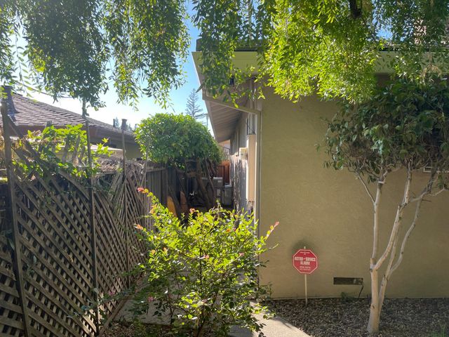 61 Saratoga Cir, Sacramento, CA 95864