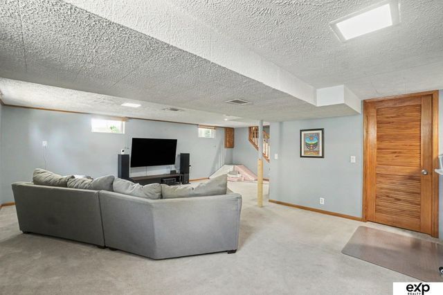 6456 Parker Street, Omaha, NE 68104