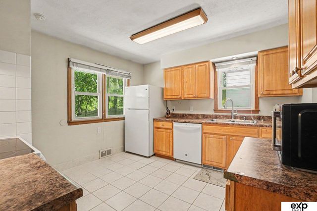 6456 Parker Street, Omaha, NE 68104