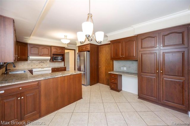 30830 Lincolnshire, Beverly Hills, MI 48025