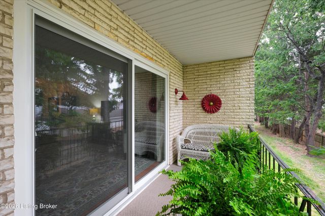 4825 Sherburn Ln 201, Louisville, KY 40207