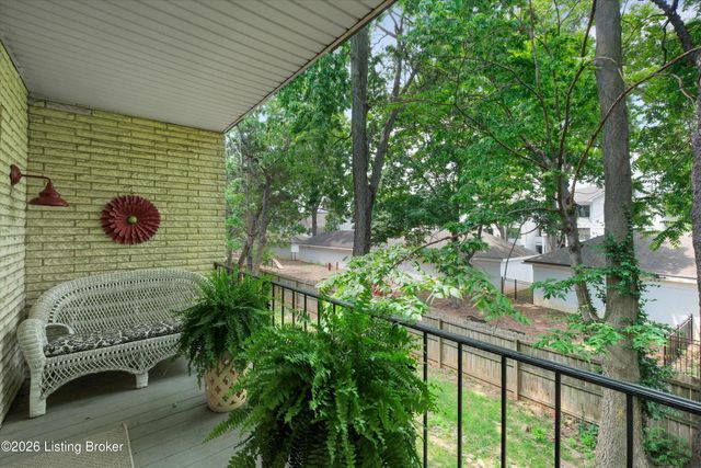4825 Sherburn Ln 201, Louisville, KY 40207