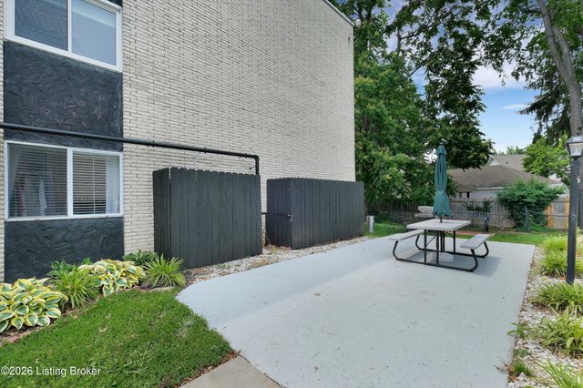 4825 Sherburn Ln 201, Louisville, KY 40207