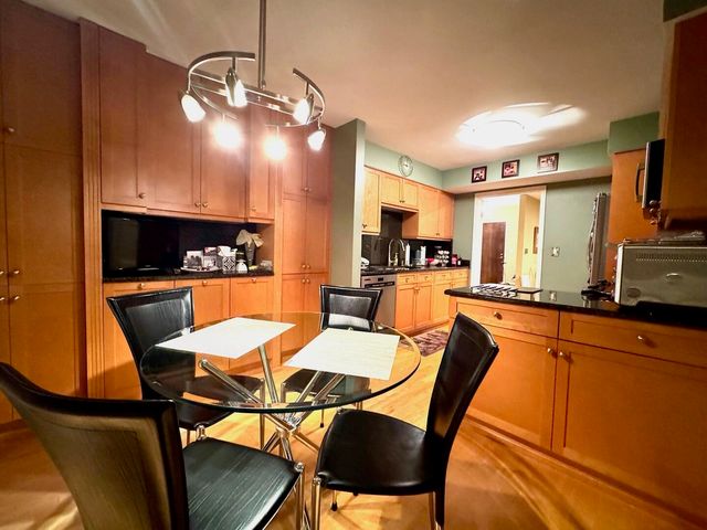 4050 N Dundee Road 202, Northbrook, IL 60062