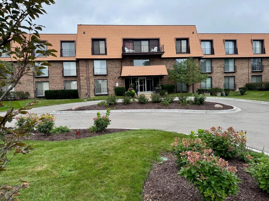 4050 N Dundee Road 202, Northbrook, IL 60062