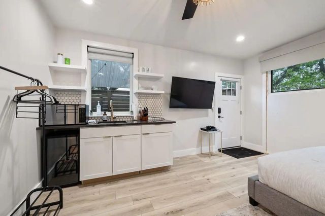 2311 E 8th ST 2, Austin, TX 78702