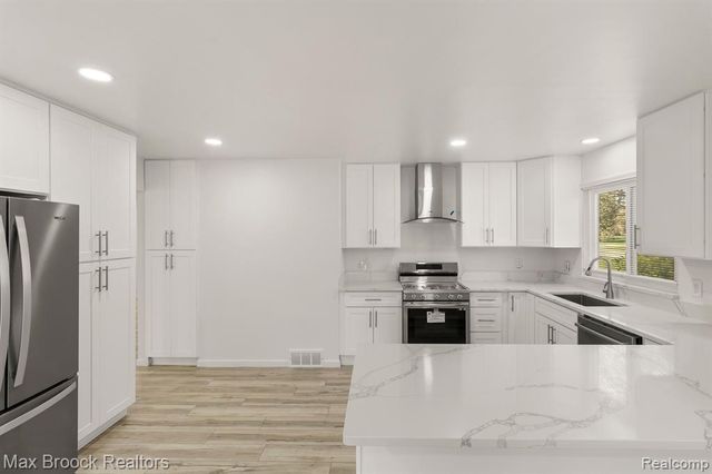 6207 Nicholas Drive, West Bloomfield, MI 48322