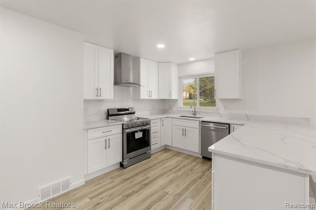 6207 Nicholas Drive, West Bloomfield, MI 48322