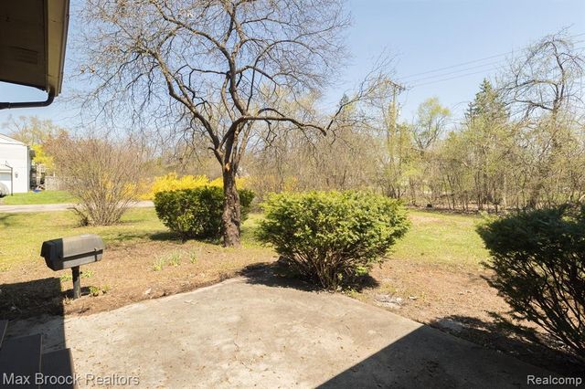 6207 Nicholas Drive, West Bloomfield, MI 48322