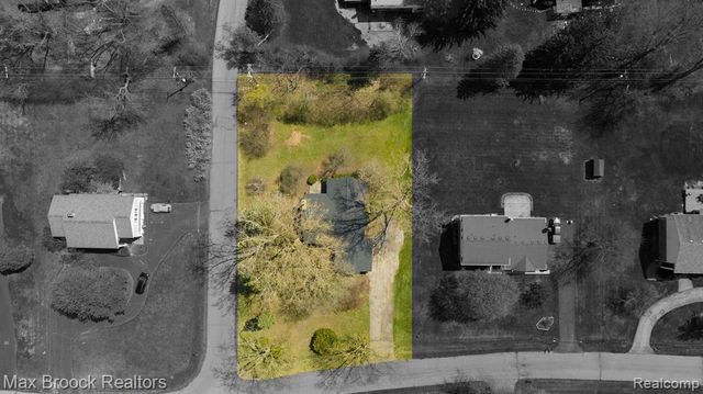 6207 Nicholas Drive, West Bloomfield, MI 48322